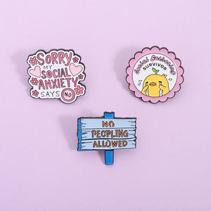 Pin de solapa de esmalte suave con cita humorística sobre ansiedad social y prohibido el contacto con personas, para uso diario y regalo, al por mayor - Product Image 1