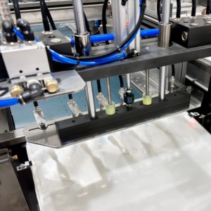 Machine d'emballage entièrement automatique et personnalisée à double poussée pour gants, kits jetables quatre pièces et autres produits - Product Image 5