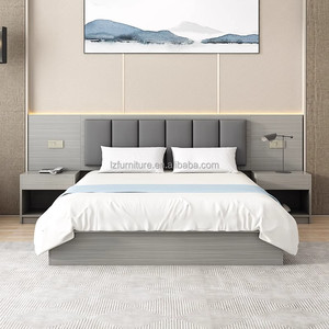 Ensemble de lit king size moderne et abordable pour hôtel 3 étoiles avec cadre en bois durable, tête de lit capitonnée, matelas et tables de chevet à vendre - Product Image 4