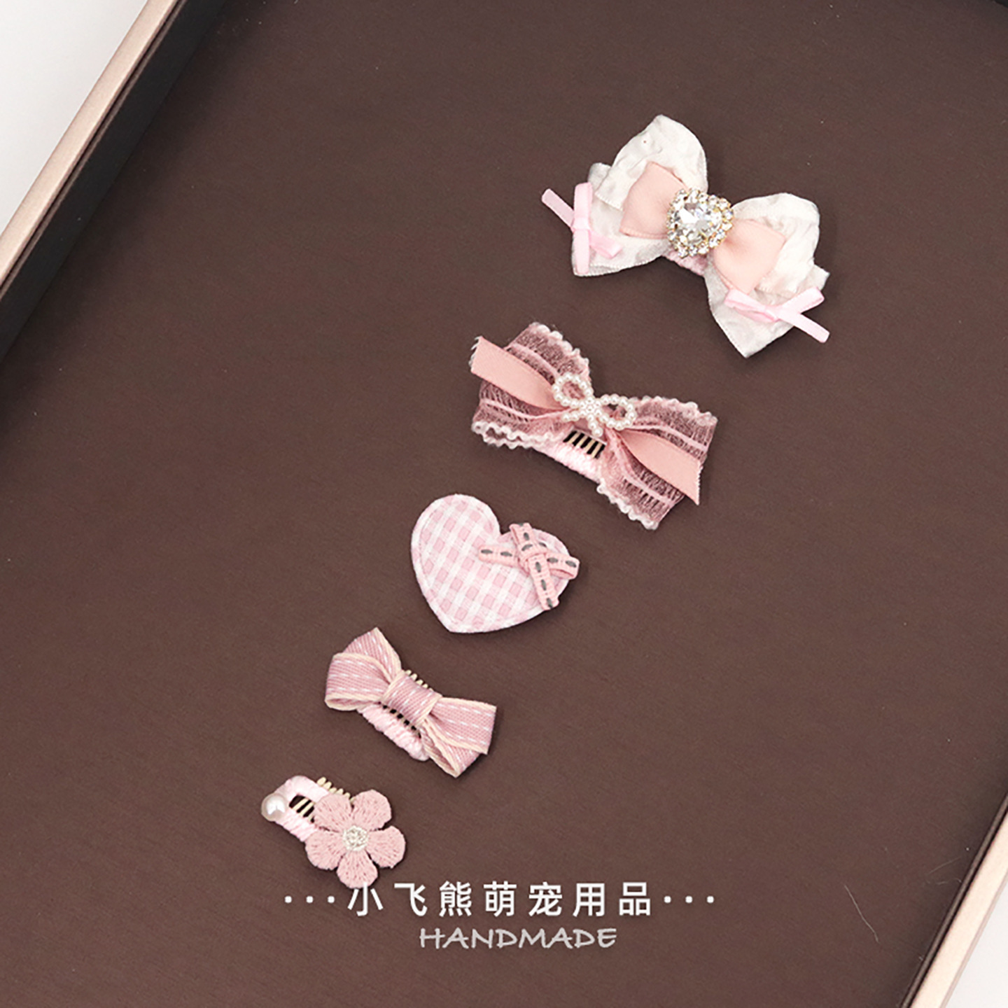 Un lot de 5 articles roses