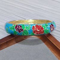 Gelang Enamel Cloisonne Motif Bunga Peony Ukiran Eksklusif Lebar 1.4cm, Lapis Emas 18K, Teknik Tetesan Minyak Warna-warni