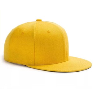 Gorra con espalda de malla ventilada para actividades en climas cálidos y bordado personalizado en el panel frontal - Product Image 4