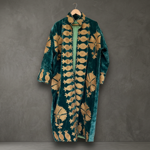 ALIF Manteau long en velours vert sarcelle foncé fait main sur mesure avec broderie appliquée motif grenade dorée - Product Image 2