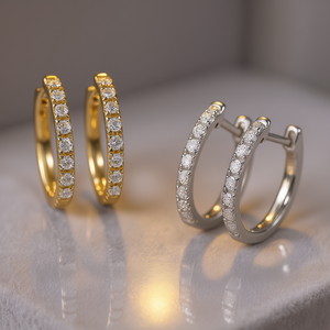 Orecchini a Cerchio E3914 in Oro Bianco con Diamanti Taglio Brillante Rotondo Incastonati a Canale, Gioielli Classici da Donna - Product Image 2