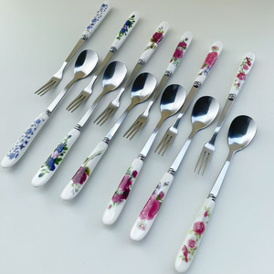 ช้อนและส้อมด้ามเซรามิกสแตนเลส ลายดอกไม้ สำหรับของหวาน ใช้ในงานเลี้ยงช่วงเวลาจิบน้ำชา - Product Image 2