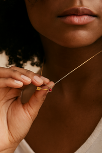 Collar con Piedra de Nacimiento en Forma de Flecha |   Colgante Minimalista de Flecha de Cupido con Zirconia del Mes de Nacimiento, Chapado en Oro PVD de 18K, de Acero Inoxidable para Mujer - Product Image 5