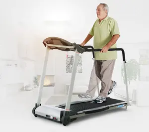 الكهربائية المشي رياضة اللياقة البدنية مفرغه المنزل لرجل يبلغ من العمر الناس مع حزام و درابزين سرعة بطيئة