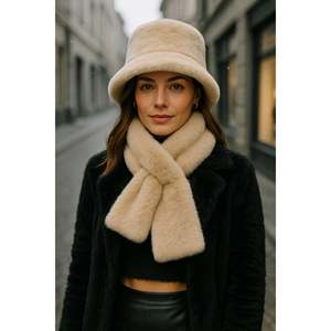 Ensemble chapeau et écharpe en peluche beige importé - Ensemble d'accessoires d'hiver doux et chauds de qualité supérieure 01-1 - Beige - Product Image 2
