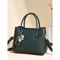 Sac à bandoulière carré structuré en cuir PU imperméable de couleur unie pour femme avec poignée supérieure et fermeture éclair, portable, avec breloque