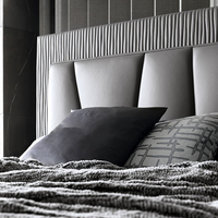 Modernes Luxuriöses Italienisches Designer-Doppelbett mit Doppelschicht-Sichtschutz-Kopfteil Geometrische Textur Villa Hotel Kingsize-Möbelbett