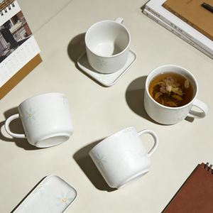 Taza <span class=keywords><strong>de</strong></span> Cerámica Blanca Mate Hecha a Mano para Uso Diario, con Estampado Personalizado <span class=keywords><strong>de</strong></span> Flores Azules, para Latte, Cappuccino y Té - Product Image 6