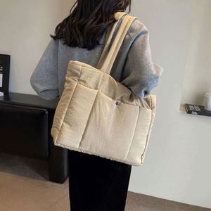 Sac fourre-tout matelassé léger et tendance de grande capacité pour femmes, idéal pour le transport – Vente en gros personnalisée - Product Image 4