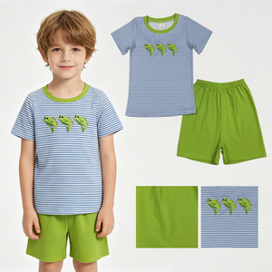 En stock: Conjunto de verano para niños pequeños con top de rayas y bordado de pez y pantalones cortos verdes. Ropa infantil al por mayor de fábrica para boutiques. - Product Image 1