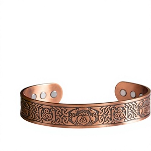 Bracelet Thérapeutique Métallique Premium Heritage Heart Crown Accent, Bijou Métallique Tendance au Design Exquis - Product Image 1