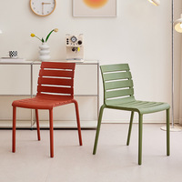Chaise de salle à manger en plastique pour usage domestique, design nordique moderne et simple, idéale pour les salons de thé et l'extérieur