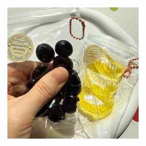 Jouets à presser Kawaii Mini Sac de Fruits, Super Doux en TPR, Banane et Kiwi Simulés, Porte-clés Pendentif Anti-stress pour Enfants - Product Image 1