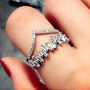 Anello da Cocktail Geometrico F882 da Donna con Zirconia Cubica Sintetica Taglio Smeraldo e Incastonatura a Pavé, Anelli di Fidanzamento alla Moda - Product Image 1