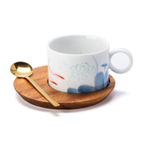 Ensemble de tasses en céramique et porcelaine Chinoiserie Lotus Bleu et Carpes Koï Rouges, avec cuillère plaquée or et sous-verre en bois, écologique, résistant à la chaleur, unique, style asiatique