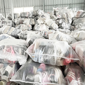 Prix <span class=keywords><strong>moins</strong></span> <span class=keywords><strong>cher</strong></span> de bonne qualité Offre Spéciale d'usine au Pakistan chaussures de sport d'occasion football pour hommes balle mixte de chaussures usagées - Product Image 6