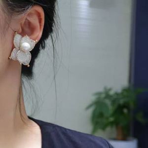 Vente en gros de clous d'oreilles artisanaux en dentelle à cinq pétales avec perles, en maille italienne, en or 14 carats et perles d'eau douce naturelles importées - Product Image 4