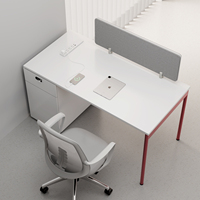 Bureau de travail moderne et robuste avec structure métallique et plateau en bois, meuble de rangement intégré, table d'ordinateur idéale pour les bureaux commerciaux et les immeubles de bureaux.