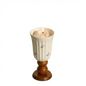 Bougie parfumée en céramique florale française avec support en bois, motif floral, corps en cire, décoration d'intérieur, cadeau d'anniversaire - Product Image 1