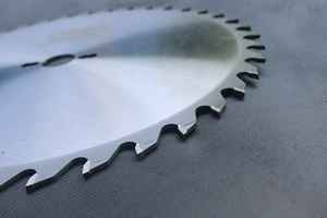 Lame de scie TCT personnalisée pour métal, acier, alliage d'aluminium, coupe 455x4.4-4.0mm 120T 25.4/30mm alésage soudé au laser durable fournisseur OEM - Product Image 4