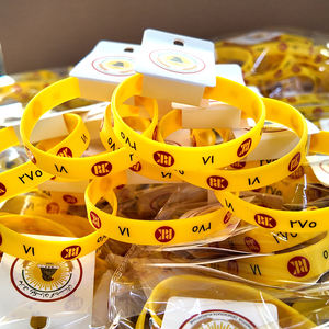 カスタムロゴ入り、耐久性があり、環境に優しく、防水性のあるシリコン製リストバンド、タグ、パッケージ、バルク、シルクスクリーン印刷されたブレスレットの卸売 - Product Image 1