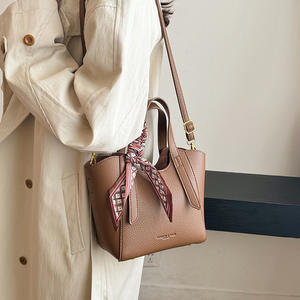 Sac seau à la mode minimaliste à la mode pour femmes sac à main de niche texturé de qualité supérieure sac à bandoulière décontracté de luxe avec sangle d'écharpe - Product Image 1