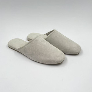 Pantoufles de Luxe Antidérapantes en Faux Daim pour Hôtel et <span class=keywords><strong>Appartement</strong></span>, Souples en Plastique avec Bout Pointu, Conception Relaxante et Confortable - Product Image 1