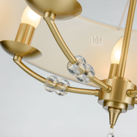 Lustre de luxe au design élégant avec abat-jour en tissu blanc et charnières dorées, éclairage de qualité supérieure pour la décoration de maison de style campagnard