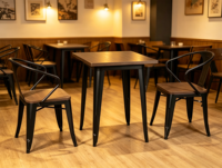 Ensemble de meubles de restaurant de style industriel, chaises de restaurant en fer avec coussin en bois et table en fer pour restaurant sur le toit, café