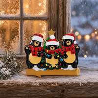 Figurinha de Natal em Resina Família de Urso Preto com Chapéu de Papai Noel, Cachecol Xadrez, Luzes e Base de Madeira, Estilo Moderno de Alta Qualidade para Pendurar