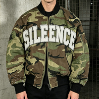 Blouson Bomber Homme Personnalisé Camouflage Brodé Clouté avec Patchs, Fermeture Éclair, Poignets et Ourlet Côtelés, Style Streetwear Vintage