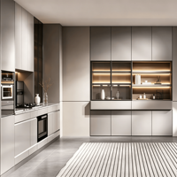 Ensemble de cuisine moderne de luxe sans poignées, finition mate bicolore, vitrine à vin en verre LED, four encastré, évier, pour villa en bois