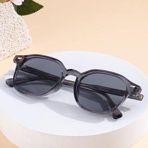 Tr28002 Gafas de sol unisex con montura negra de PC, protección UV400, clase 2, para hombres y mujeres, diseño moderno - Product Image 1