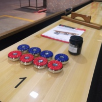 Table de jeu de shuffleboard professionnelle haut de gamme en bois massif pour sports d'intérieur, 9 pieds/12 pieds/14 pieds/16 pieds, avec tableau de scores électronique