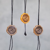 Étiquettes suspendues en plastique avec cordon, scellées, personnalisées, avec logo de luxe en relief, cordons en plastique pour bijoux et montres