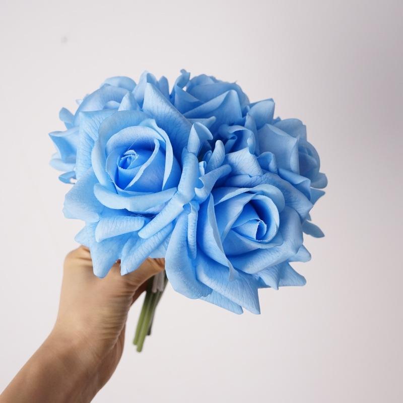 Bouquet de roses bleues, 5 têtes, au toucher exceptionnel.