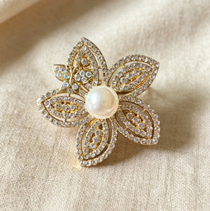 2026Latest Trendy Flower Crystal Brooch Pins Rhinestone <b>Buttons</b> Alloy <b>Gold</b> Plated Customized Unisex Daily Use Engagement Wedding - Product Image 3
