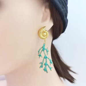 Nuevos pendientes colgantes de concha de caracola y coral martillado, con temática oceánica, de acero inoxidable y oro de 18K, a la moda, para mujer. - Product Image 1