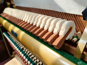 Piano droit d'occasion KL601 bordeaux du Japon – Vente en gros haut de gamme, best-seller pour l'exportation, idéal pour l'enseignement et la maison - Product Image 6