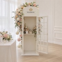 Bloemenstand van kunstzijde voor bruiloft, entree, activiteiten voor gasten, fotobooth, buiten, elegant, vintage