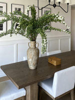 Table à manger rectangulaire en chêne, style luxe discret et minimaliste, avec base en bois massif, idéale pour les projets de villas haut de gamme
