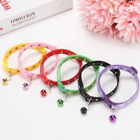 Collier pour animaux de compagnie en polyester imprimé motif cœur tricolore avec clochette, accessoires de promenade extérieure pour chats et chiens