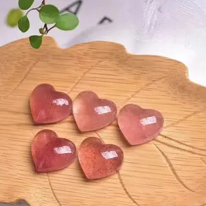 Pendentif fraise en cristal naturel de haute qualité en gros en forme de mini coeur pour l'amour