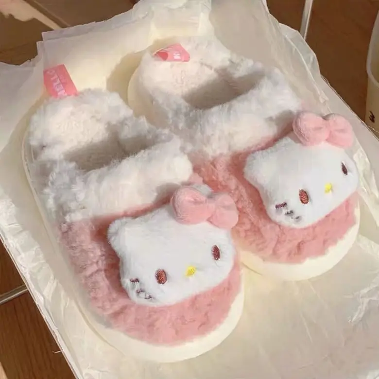 Vente en gros de pantoufles en coton Anime Kuromi Kt Cat Femme Hiver Chaud antidérapant Fond épais Belles chaussures de lune en peluche Sanrioes