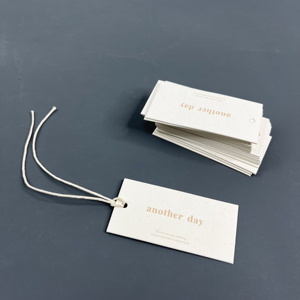 Étiquettes suspendues en papier de coton naturel personnalisées et écologiques - Étiquettes minimalistes avec impression de texte pour vêtements - Product Image 6
