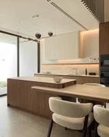 Ensemble d'armoires de cuisine minimalistes haut de gamme, meubles en bois chaud sans poignées, crédence en pierre de travertin pour projets de rénovation