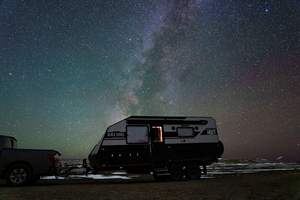 Caravane de voyage confortable tout-terrain avec toit rigide, télévision intégrée, caravane de luxe pour voyages en famille - Product Image 3